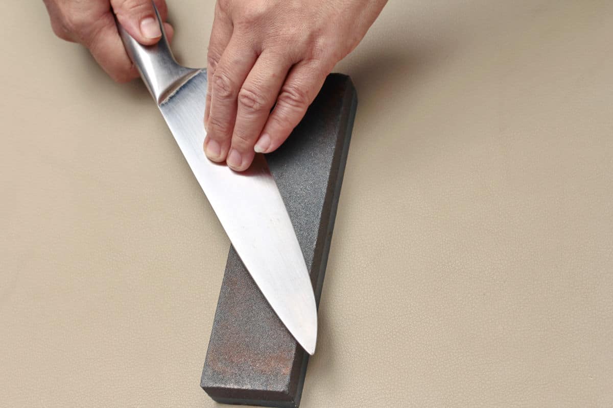 How to use a kitchen knife sharpener